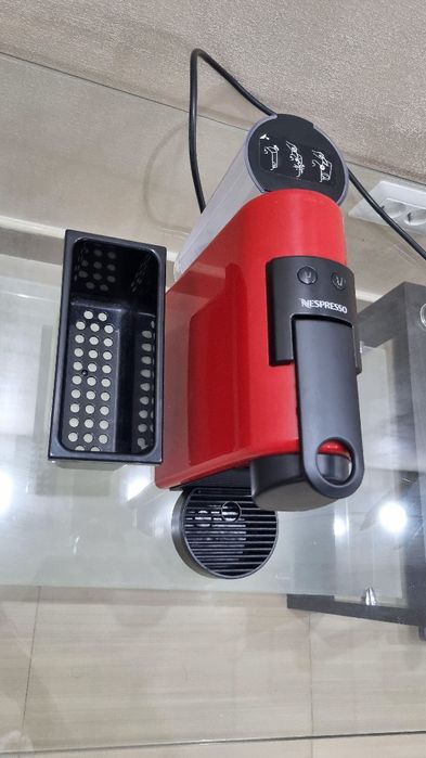 Vand apart de cafea Nespresso Essenza Mini Rosu + Container zahar