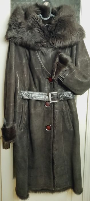 Продам дублёнку в отличном состоянии 40000тг размер 46-48.