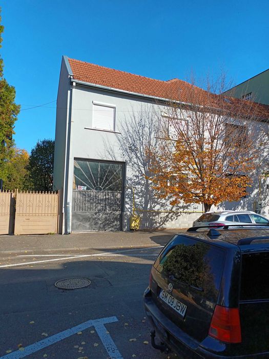 Casa cu etaj, 4 camere, central, cu acces auto in curte