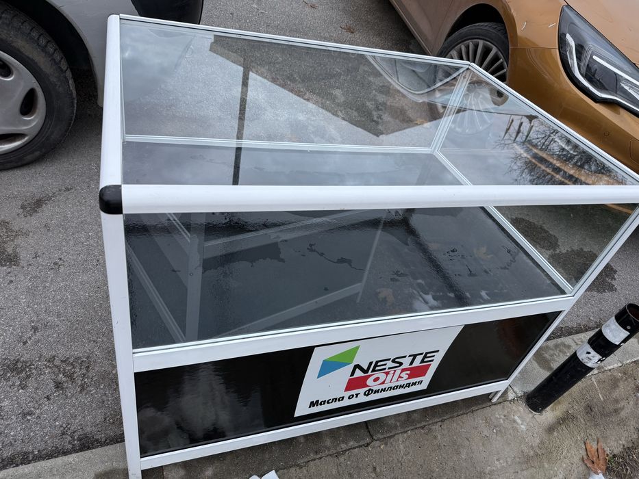 Стъклена витрина