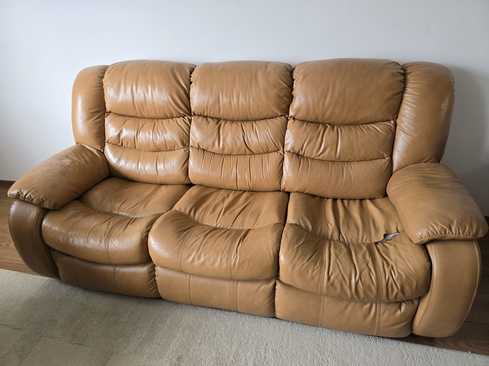 Продавам кожени диван и кресло в комплект
ДИВАН И КРЕСЛО (В КОМПЛЕКТ)