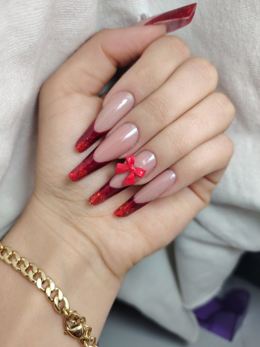 Ofer servicii de manichiura, pedichiura