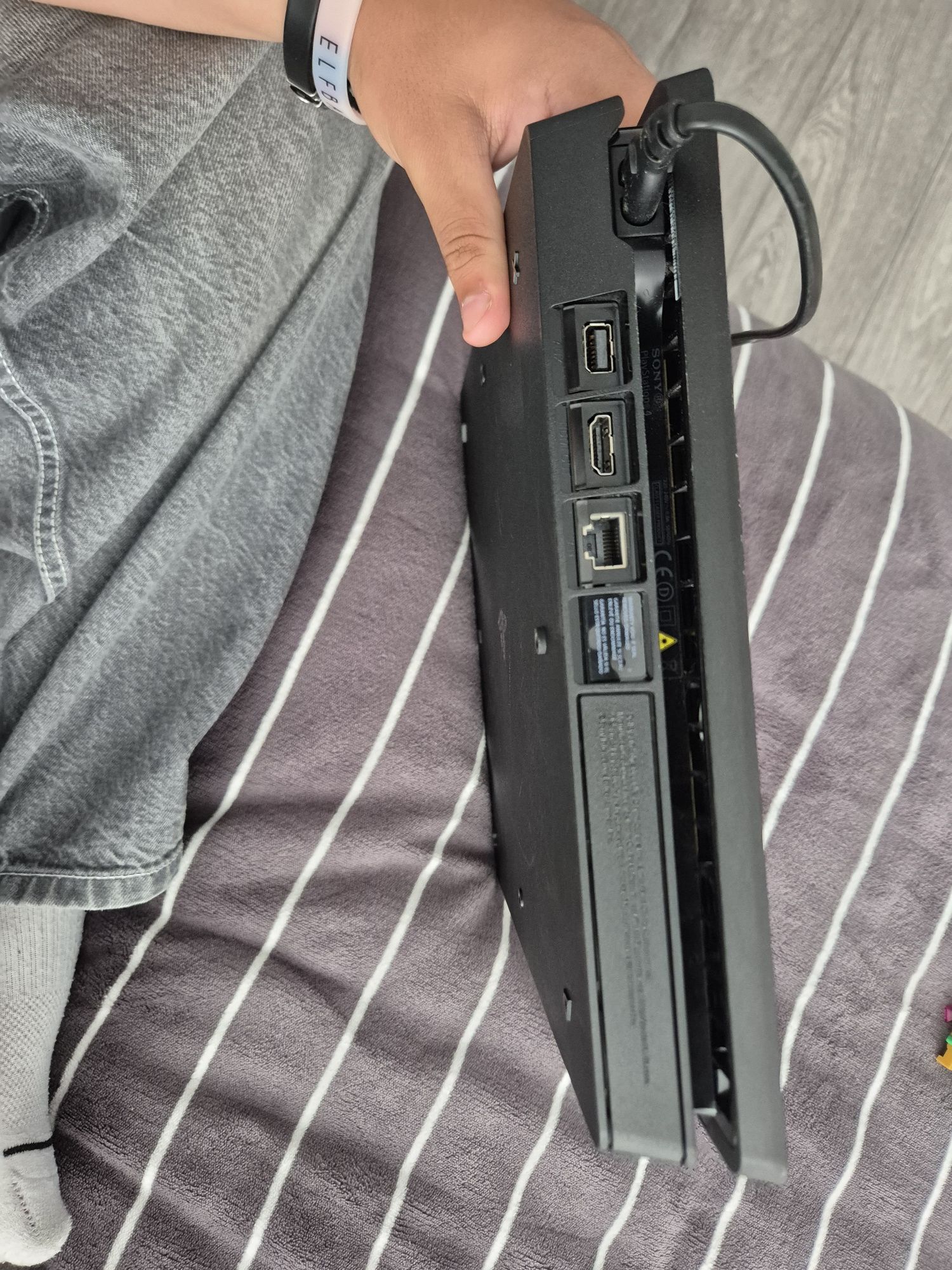Ps4 slim,ca nou,schimbat pasta termo,mentenanta acm 2 luni