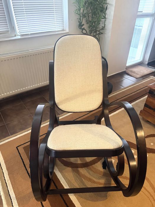 Люлеещ дървен стол