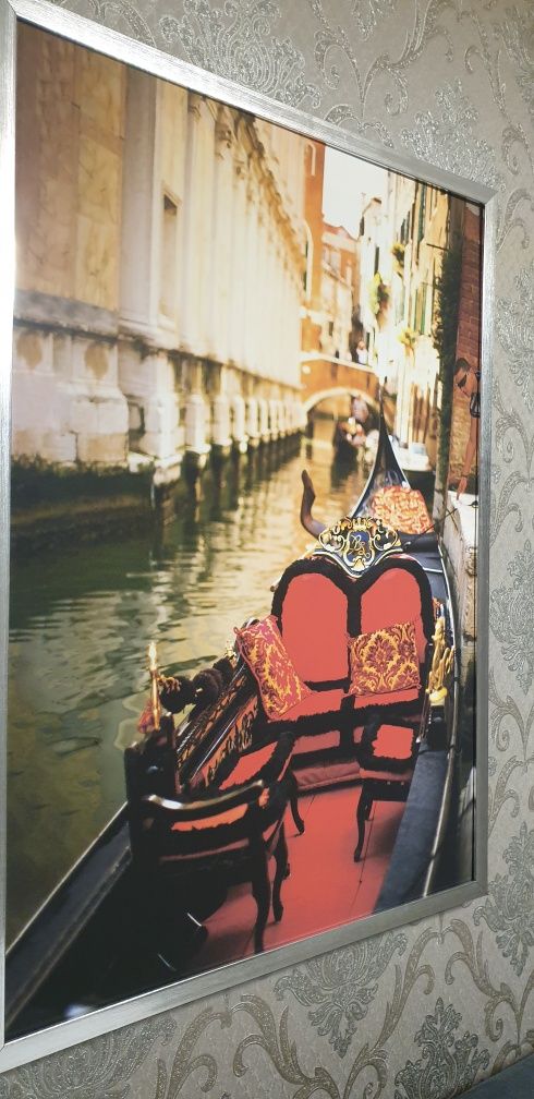 Две картины в рамках тема Венеция