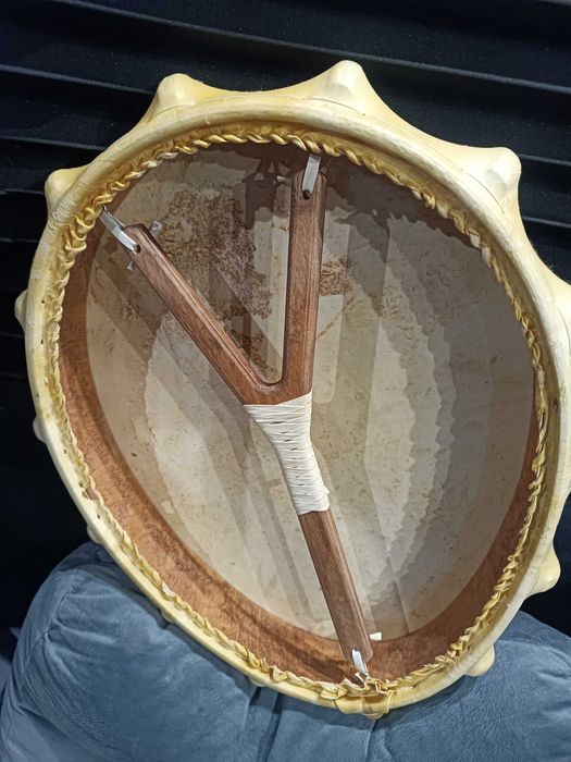 Бубен традиционный шаманский 45см с рогами резонаторы