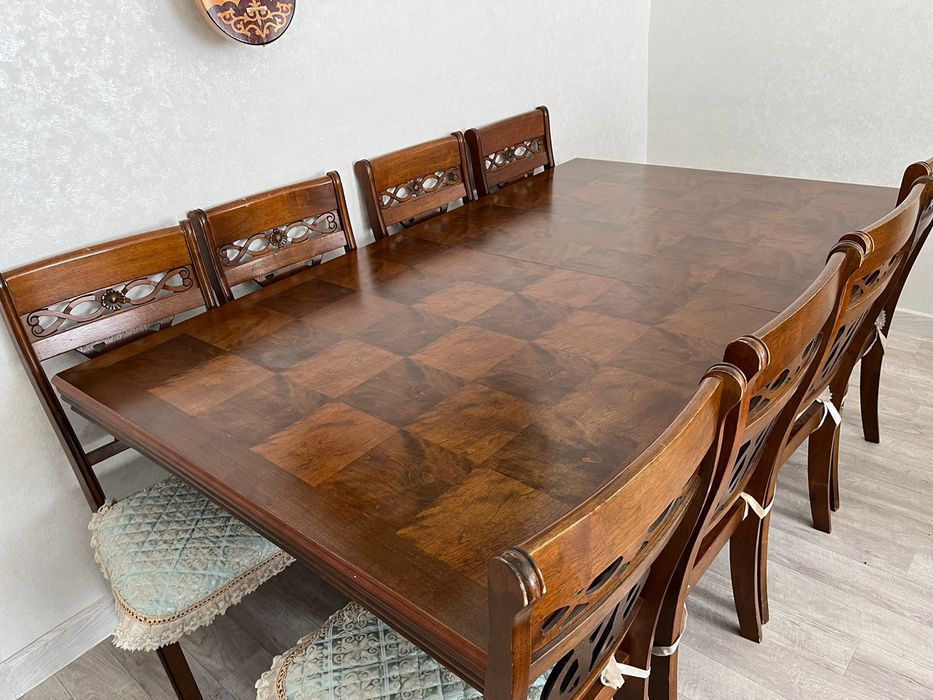 Продам малайзийский стол со стульями.