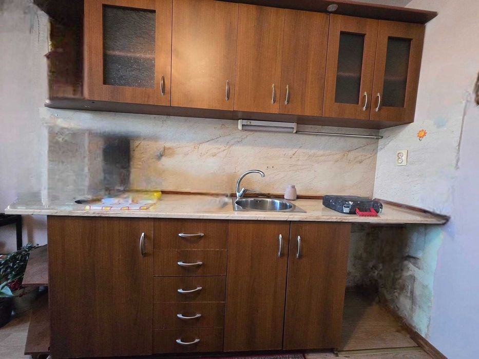 Продава се кухня с плот, мивка и смесител