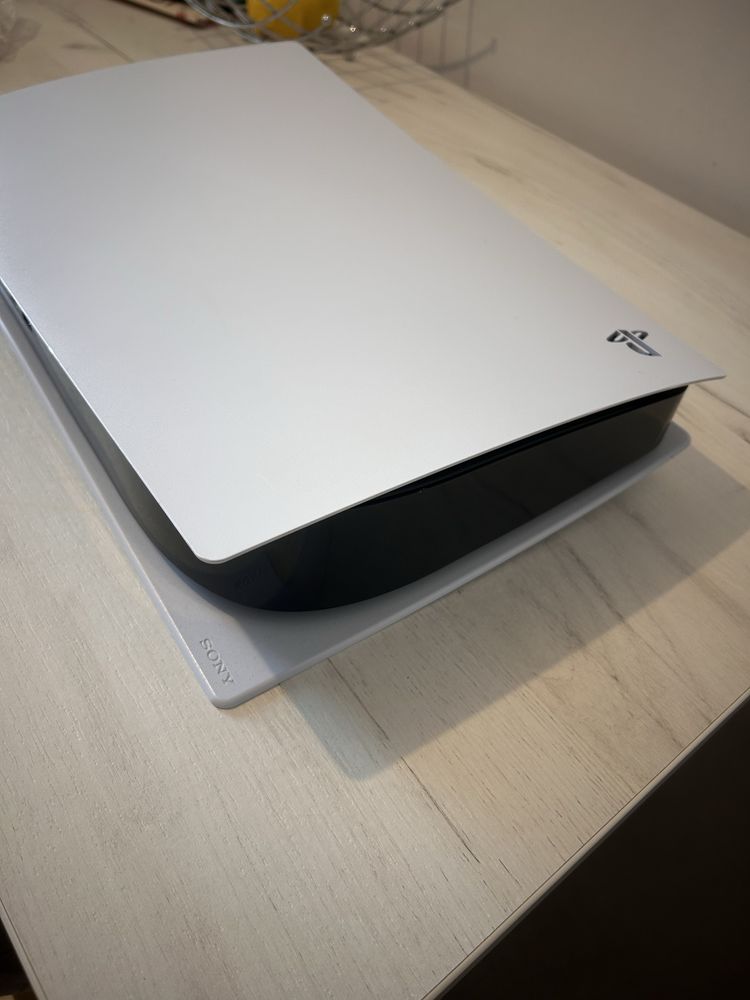 Vand playstation 5 , digital , 825 gb, vine cu toate cablurile