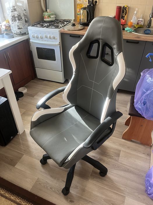 Игровое компьютерное кресло