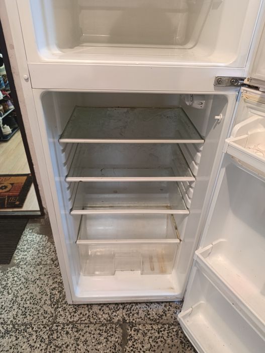 За ремонт/фреон хладилник  CROWN DR 300 A