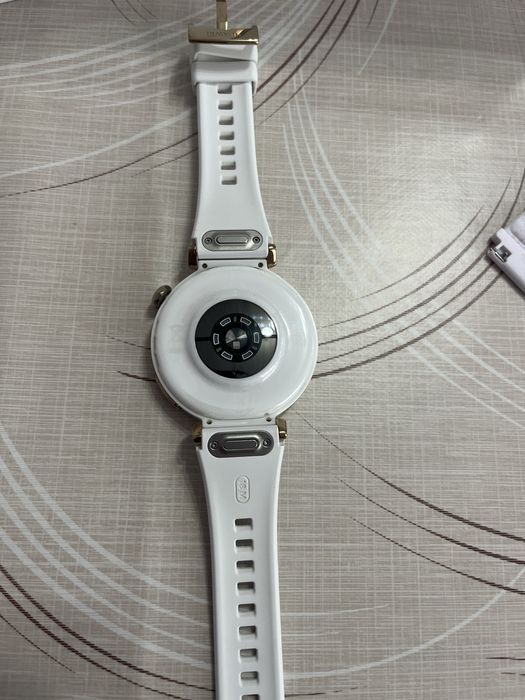 Нов Huawei watch gt5 pro с много подаръци