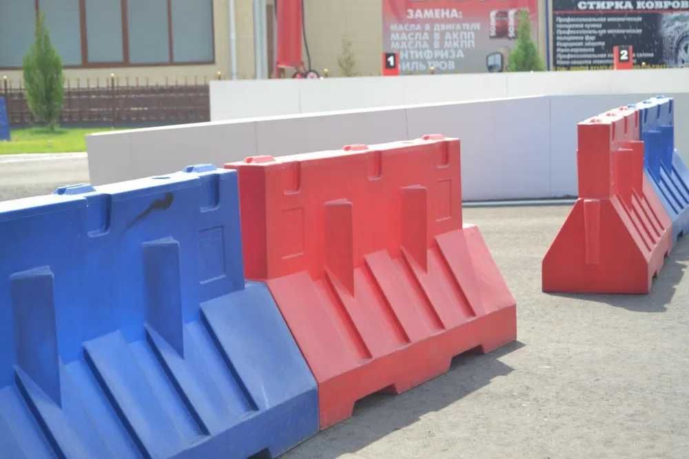 Пластмассовый дорожный бордюр  160х80х50 см