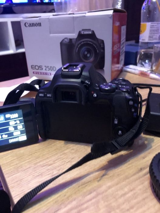 Aparat foto Canon EOS 250D