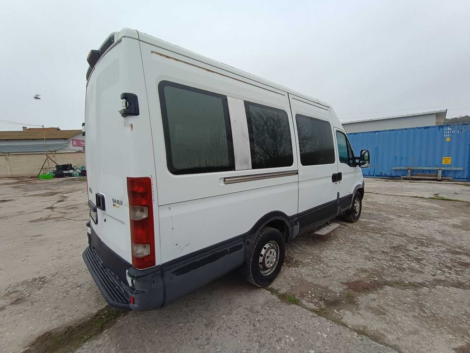 Пътнически бус Iveco 35S12 – отличен за превоз