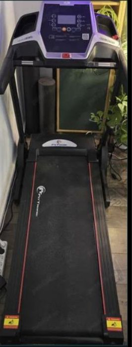 Banda de alergat profesionala FitTronic D100
Banda de alergat electric