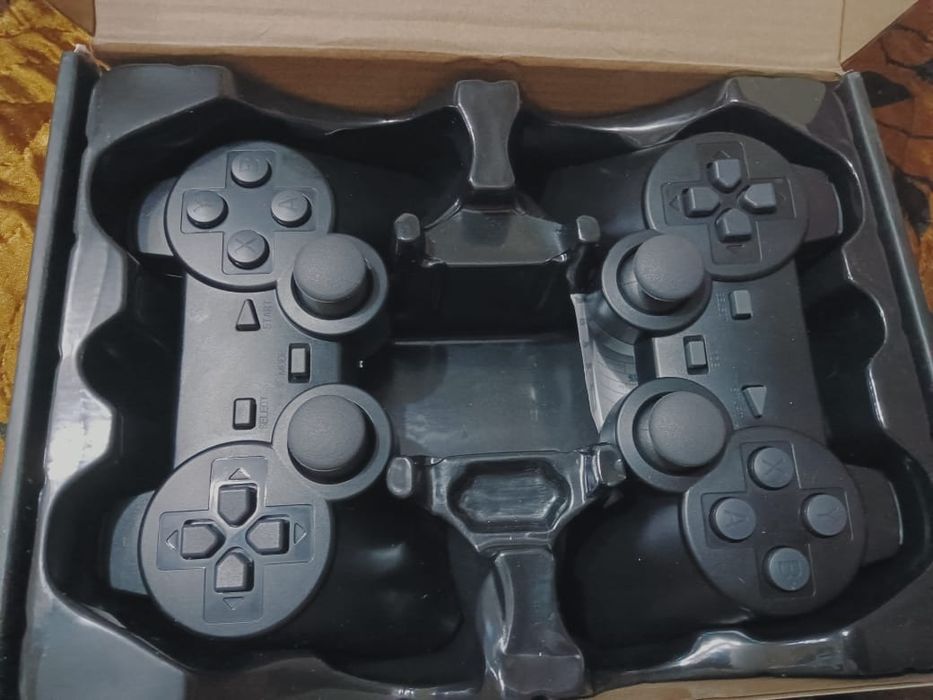 Продам портативную игровую консоль нового формата (GameStick)