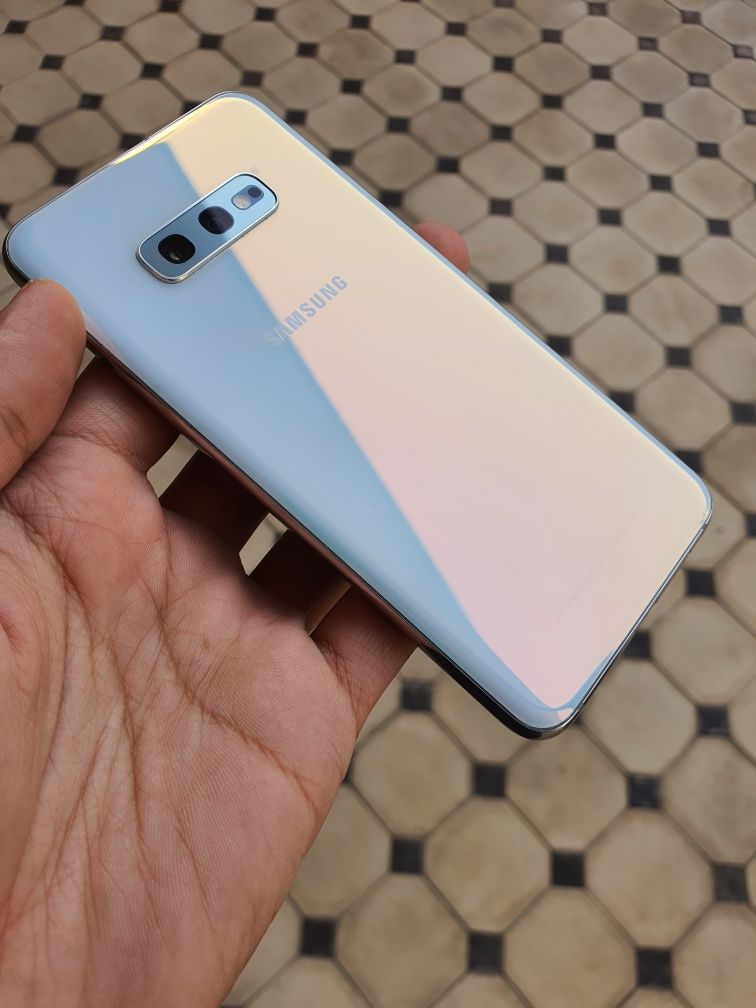 Samsung Galaxy S10e DUOS. OzU 8 GB. Joyi 128 GB. Garantya beriladi