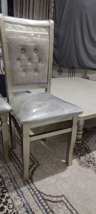 Стол стул сотилади.