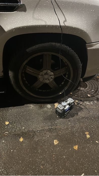 Продам комплект тисков с резиной cadillac escalade