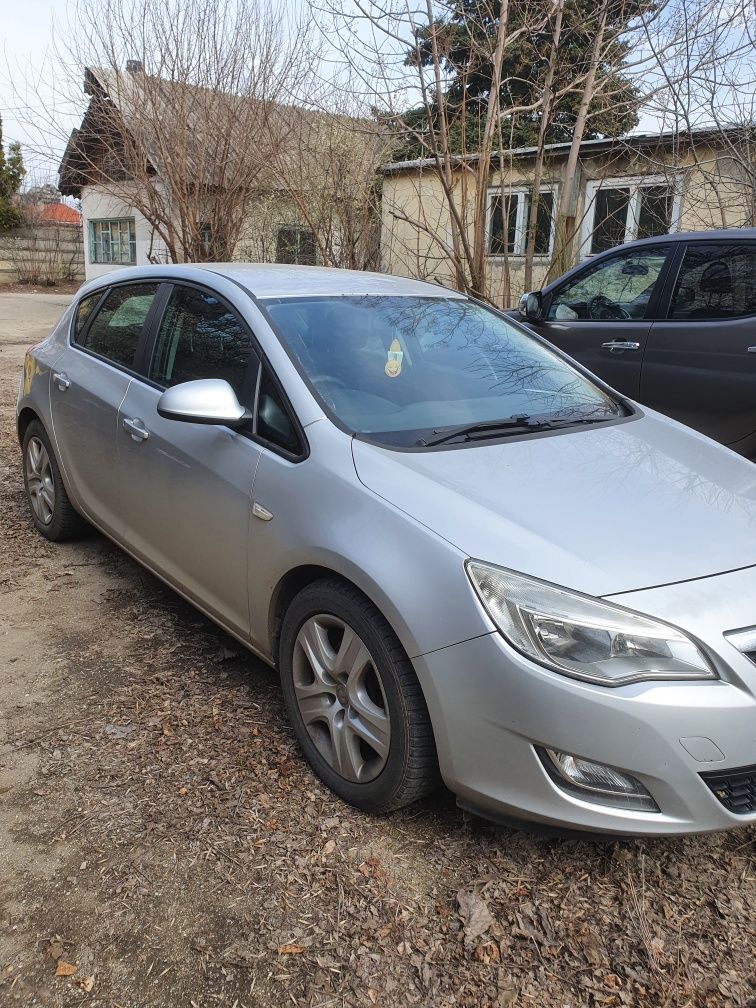 Dezmembrez Opel Astra J hatchback1.7 diesel