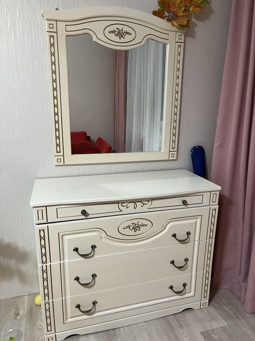 Комод с зеркалом
