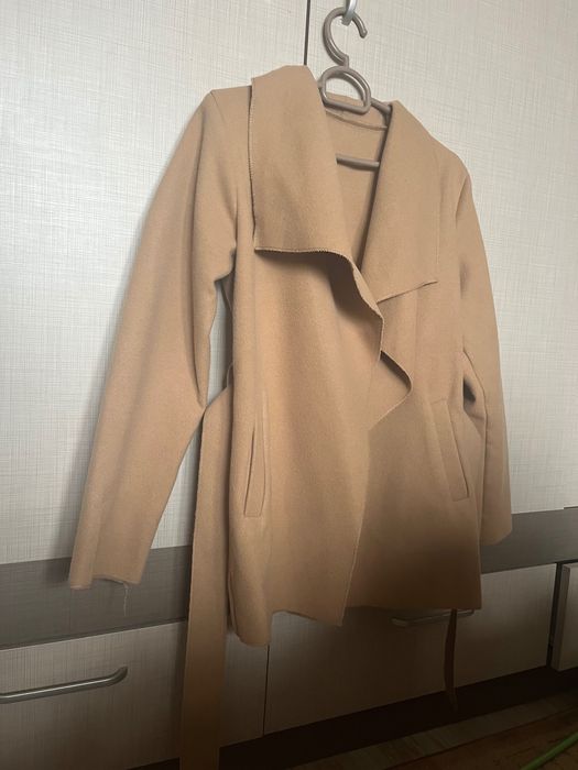 Бежово преходно палто