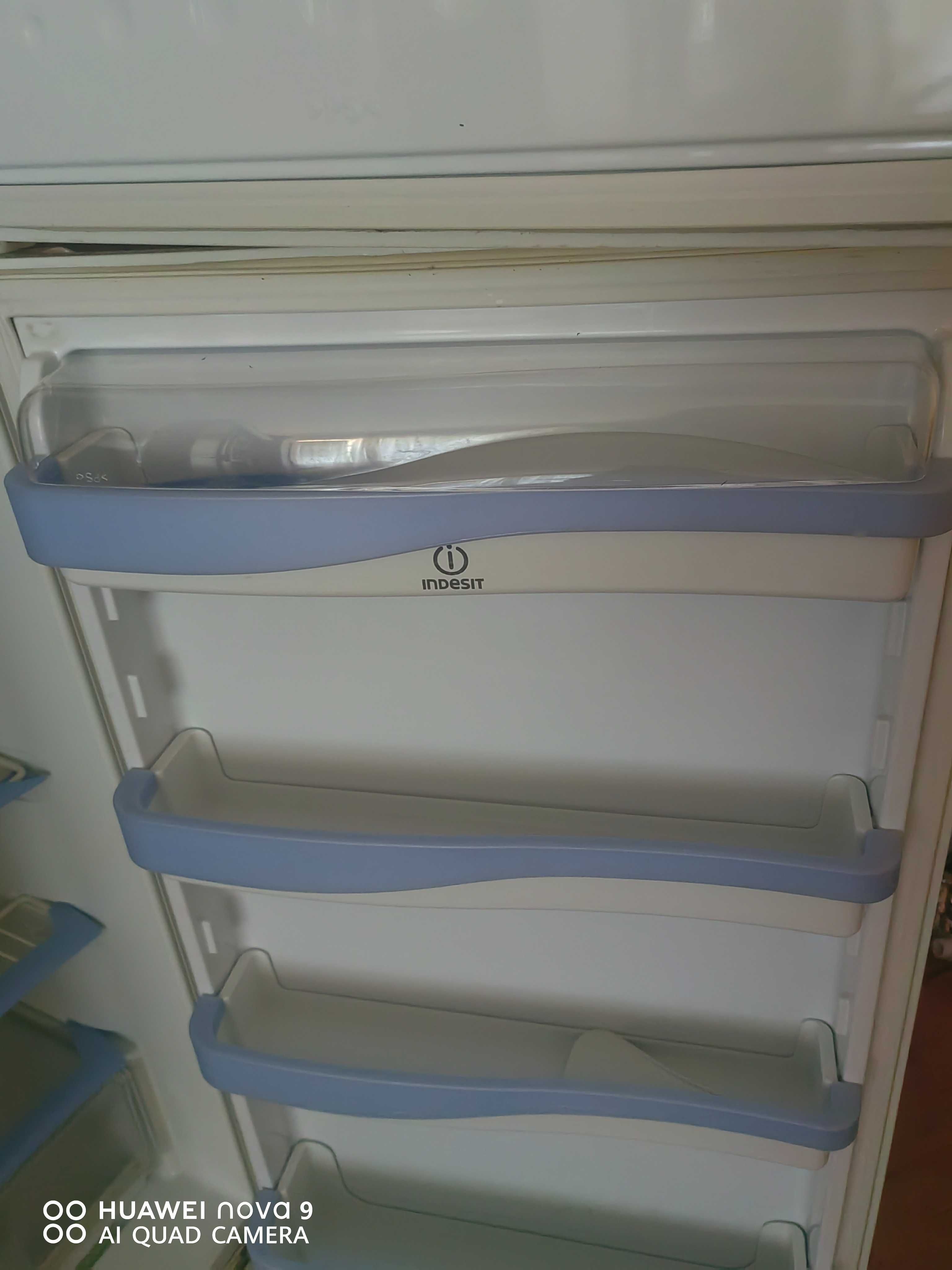 Хладилник с фризер Indesit