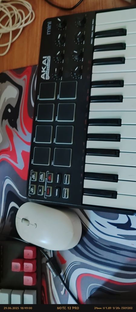 Akai professional mini  midi клавиатура