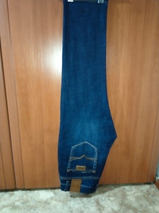 Продам джинсы новые