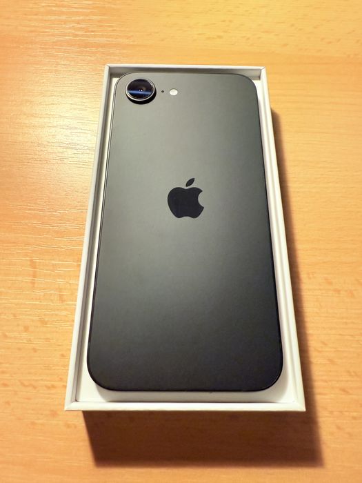 iPhone 16e putin folosit+ husă Spigen