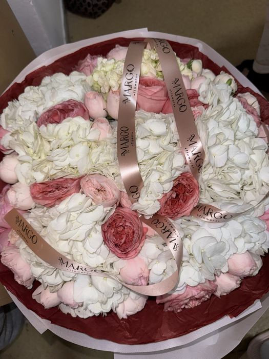 Гортензия и розы цветы хорошим состоянием