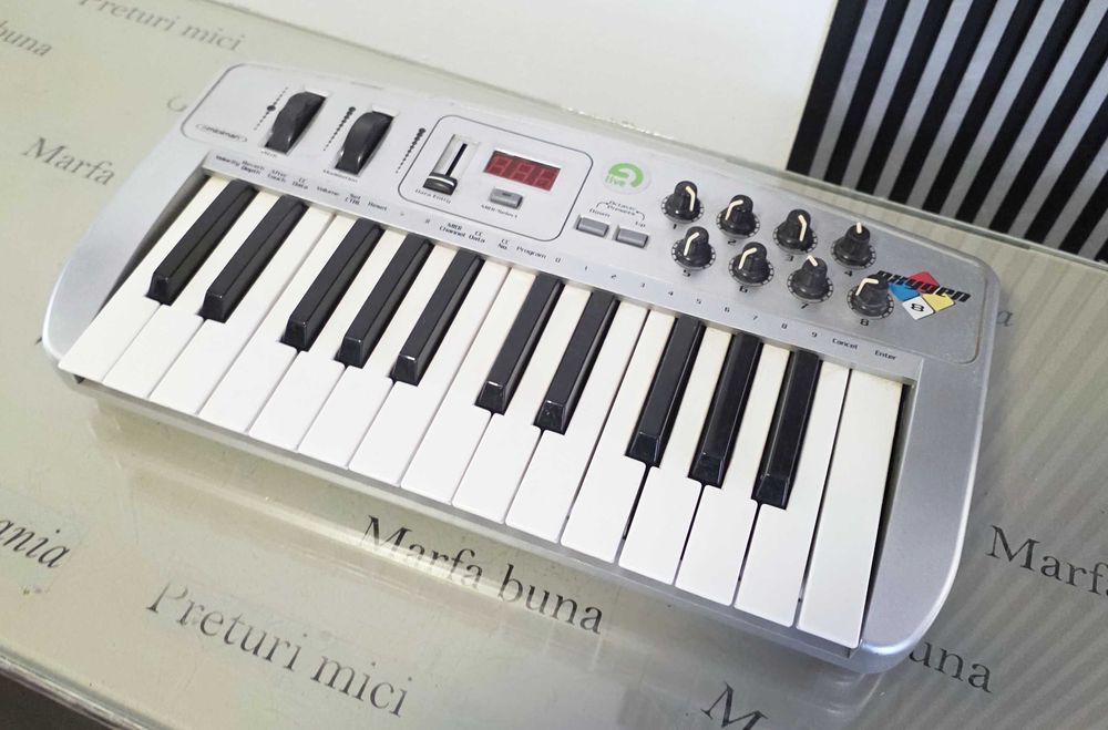 M-Audio Oxygen 8 25-Key MIDI Keyboard Controller