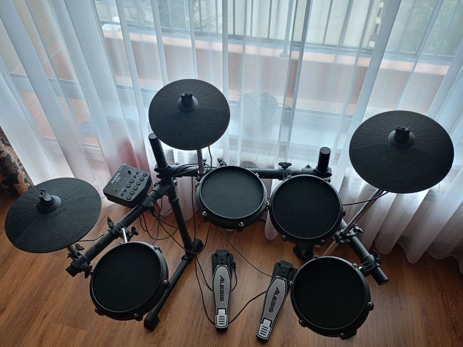 Електронен барабанен сет,  модел Alesis Nitro Mesh Kit.