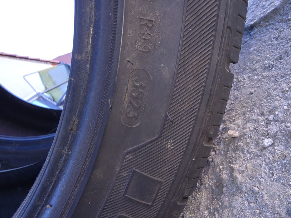 Vând 2 anvelope 275 40 R20