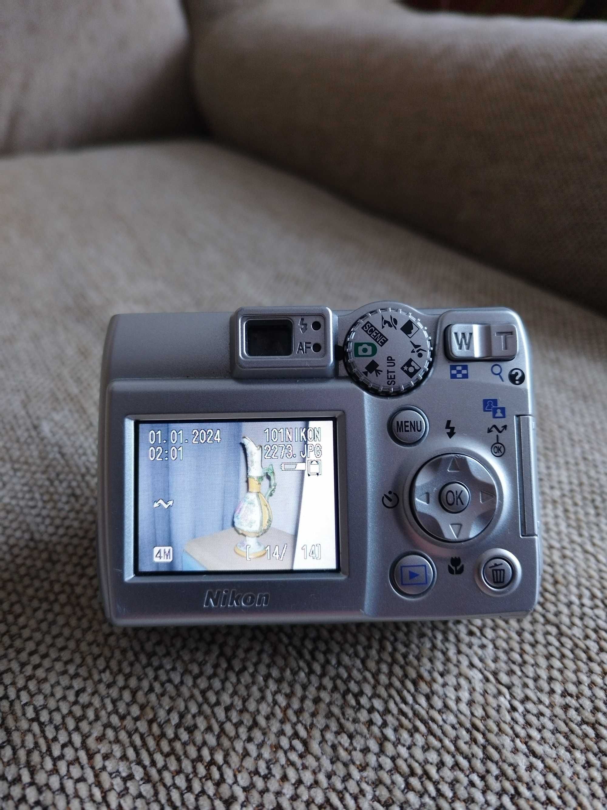 Aparat foto Nikon E 4600 , 4 megapixels Japan card memorie