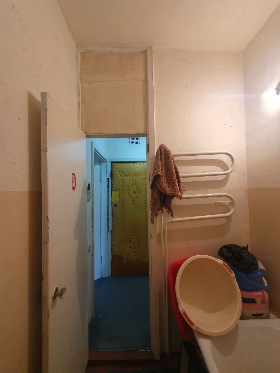 Chilonzor metroni yonidan 1 xonali (2 xona qilingan) kvartira sotiladi