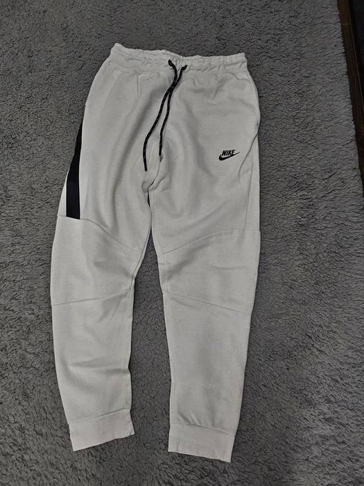 Pantaloni nike tech noi albi
