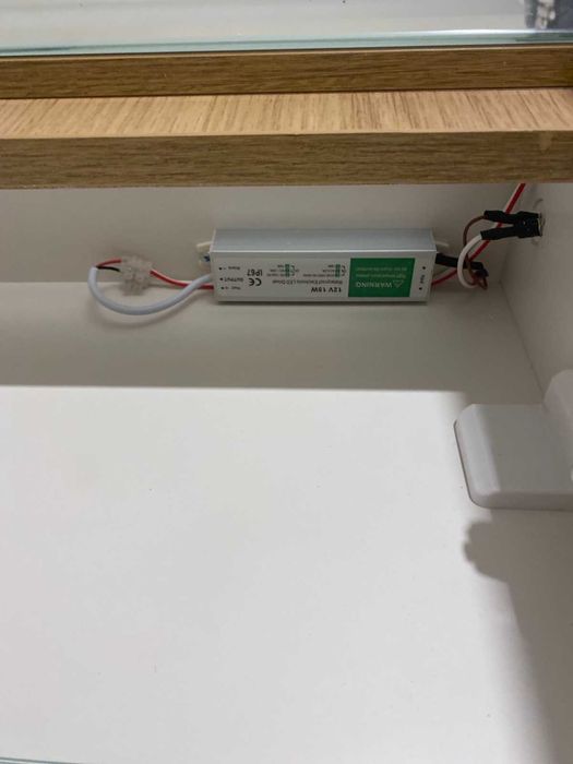 Горен шкаф за баня с огледало и LED