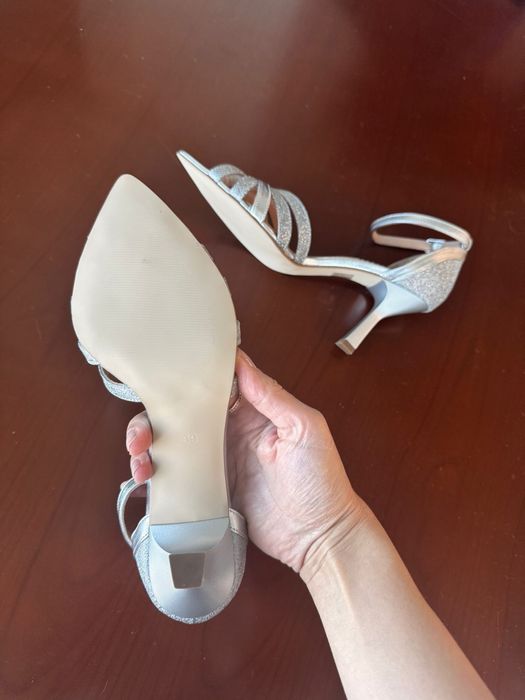 Vand sandale pe comanda