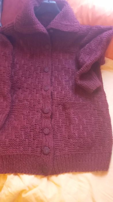 Ръчно плетена вълнена жилетка.