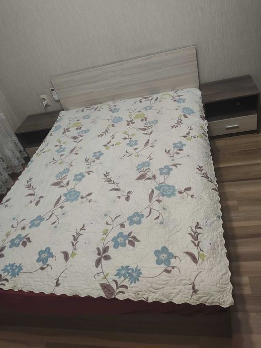 Спалня -140/200 със Матрак и 2броя нощни Шкафчета