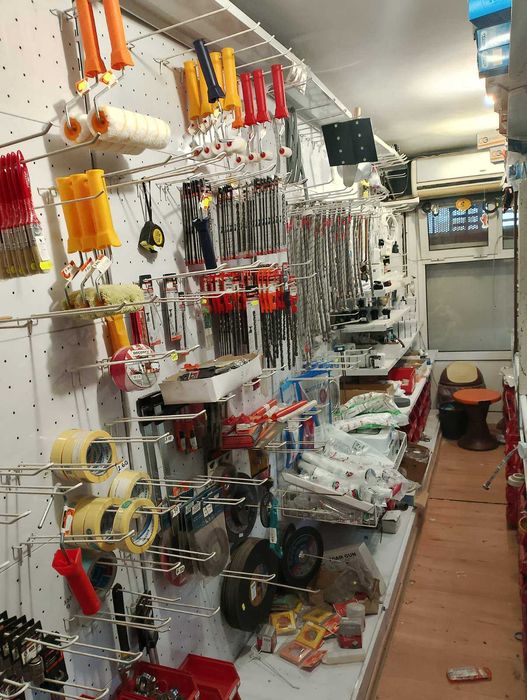 Стелажи за магазин