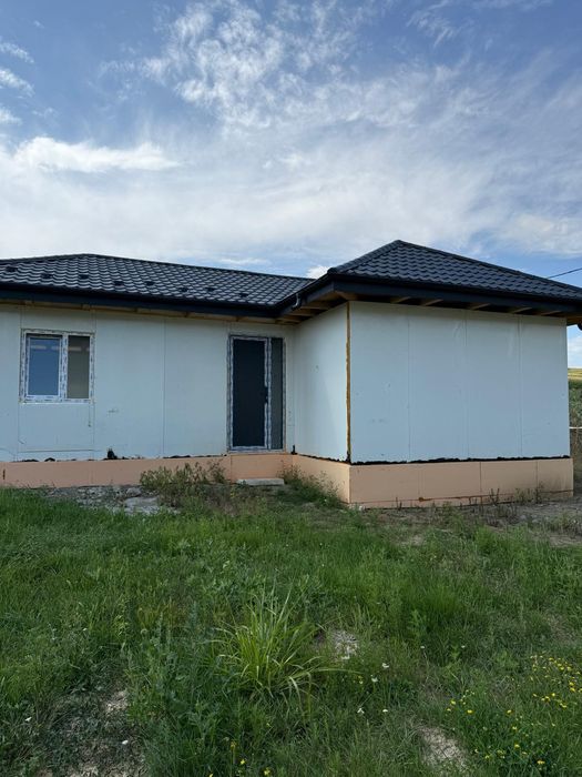 Vand casa pe structura metalica