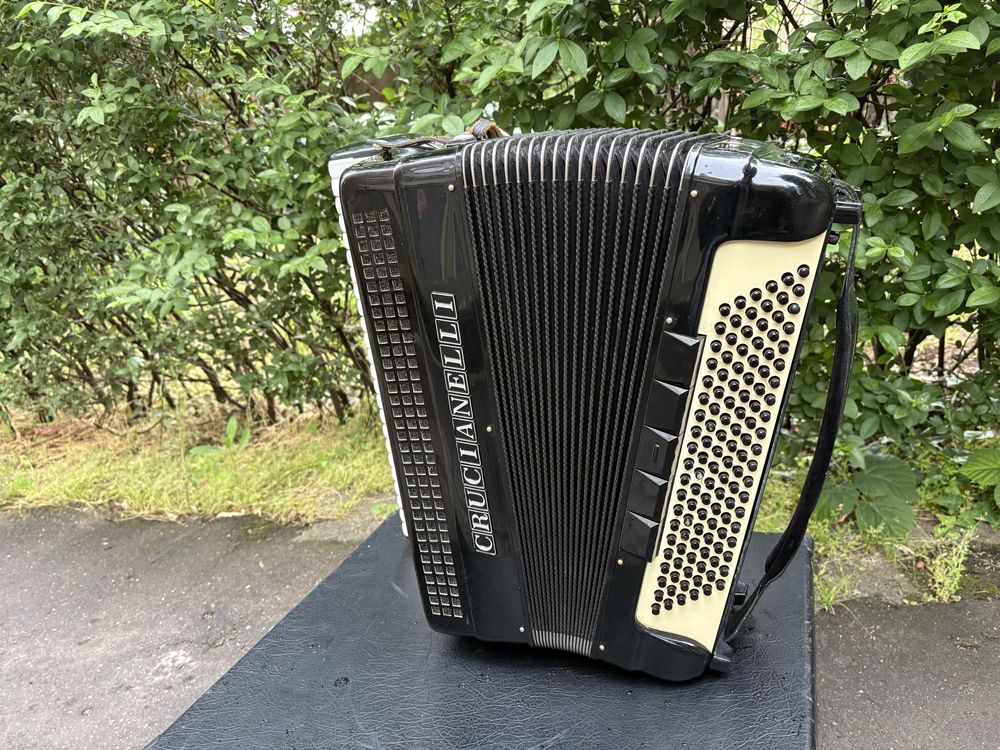 Acordeo italian Crucianelli cu 120 de basi
