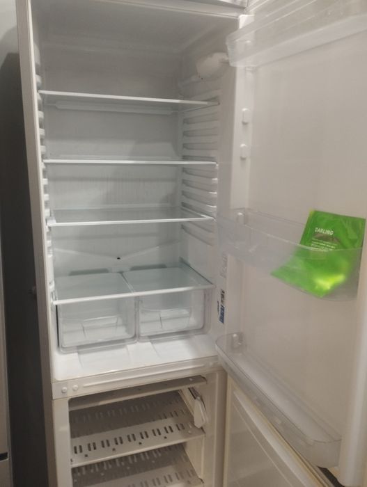 Холодильник двух камерный  не рабочий на запчасти