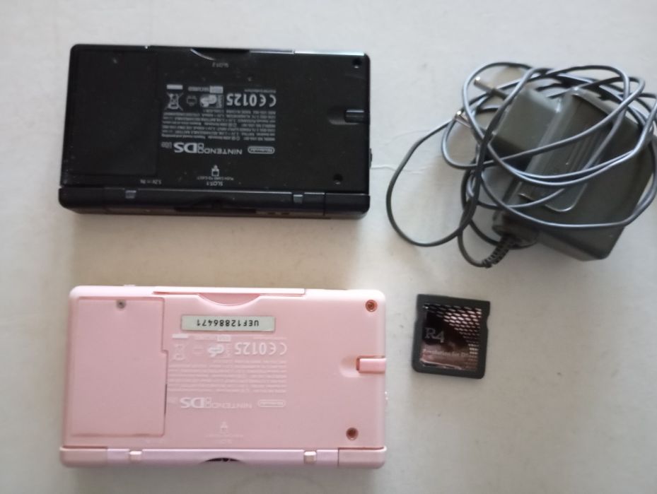 Nintendo ds lite cu card R4 încărcător la prețul de 200 lei