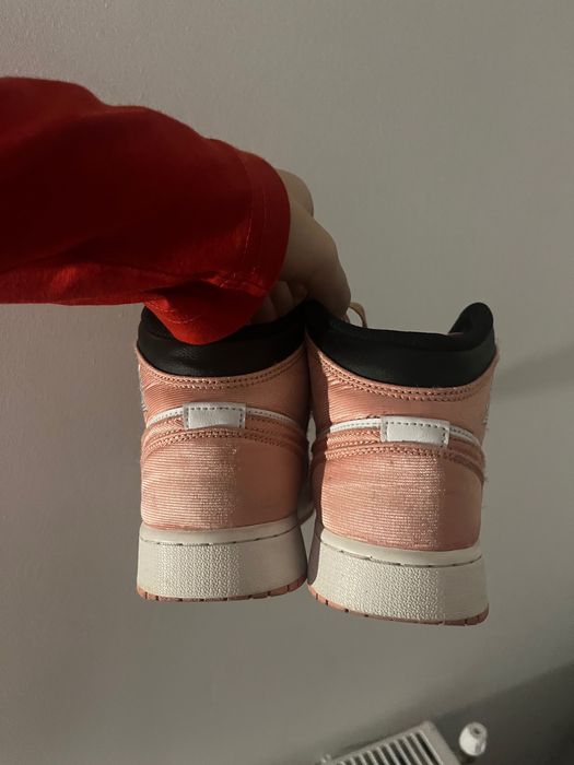 Jordan 1 Mid Satin Pink