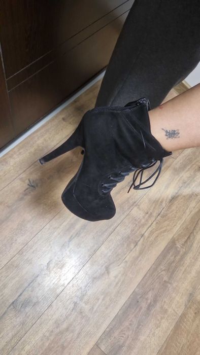 Дамски велурени боти