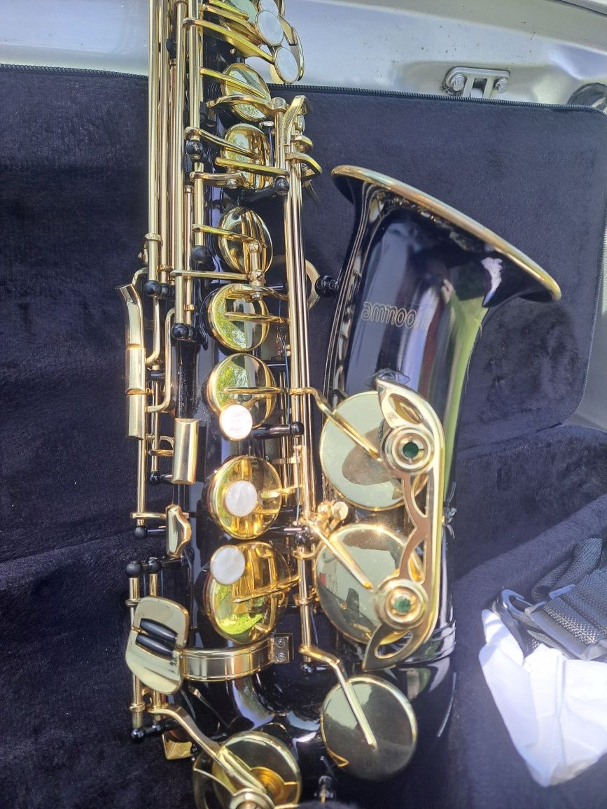 Vând Saxofon nou